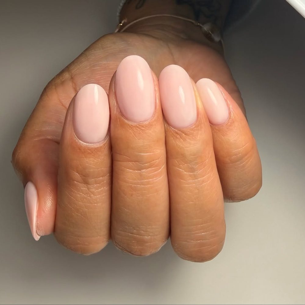Zacht roze, amandelvormige nagels gezet door Salon LaZoa