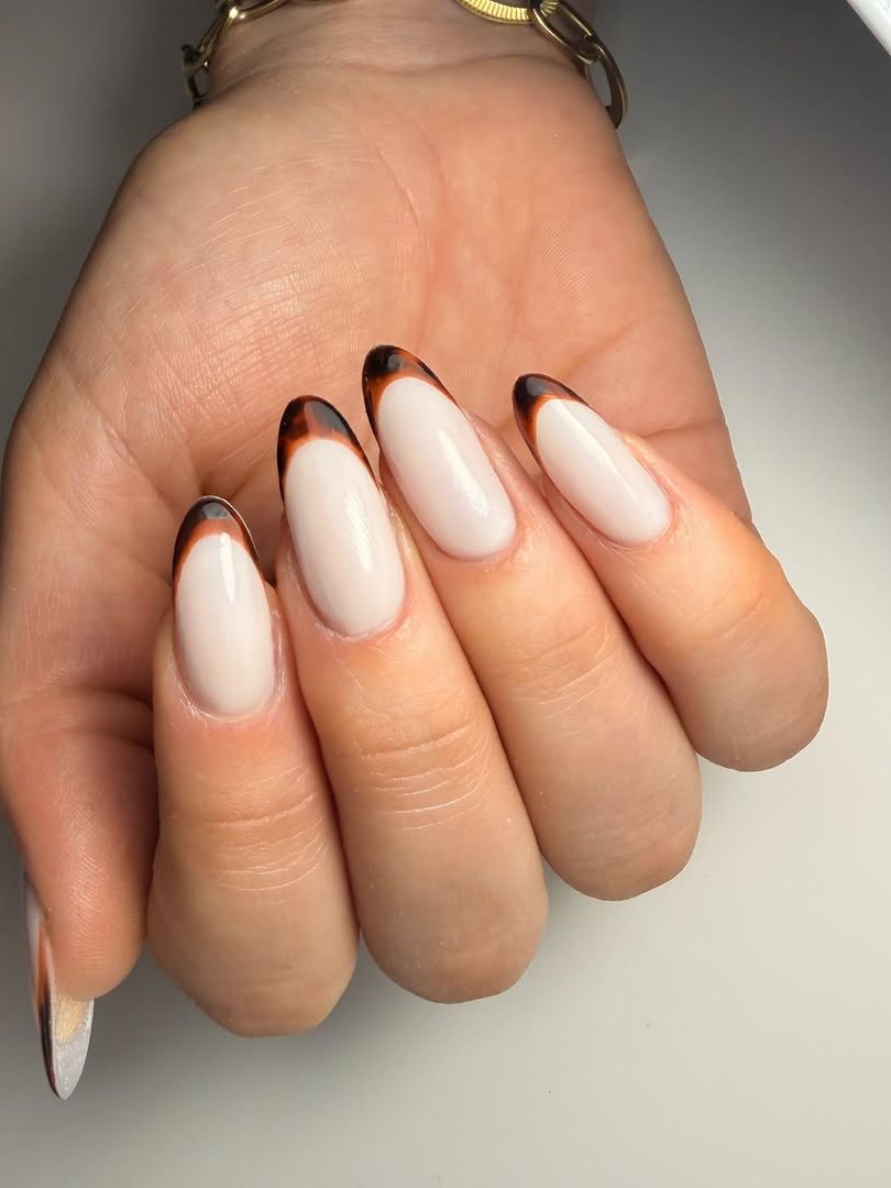 Lange amandelnagels met bruine French tips, gezet door Salon LaZoa