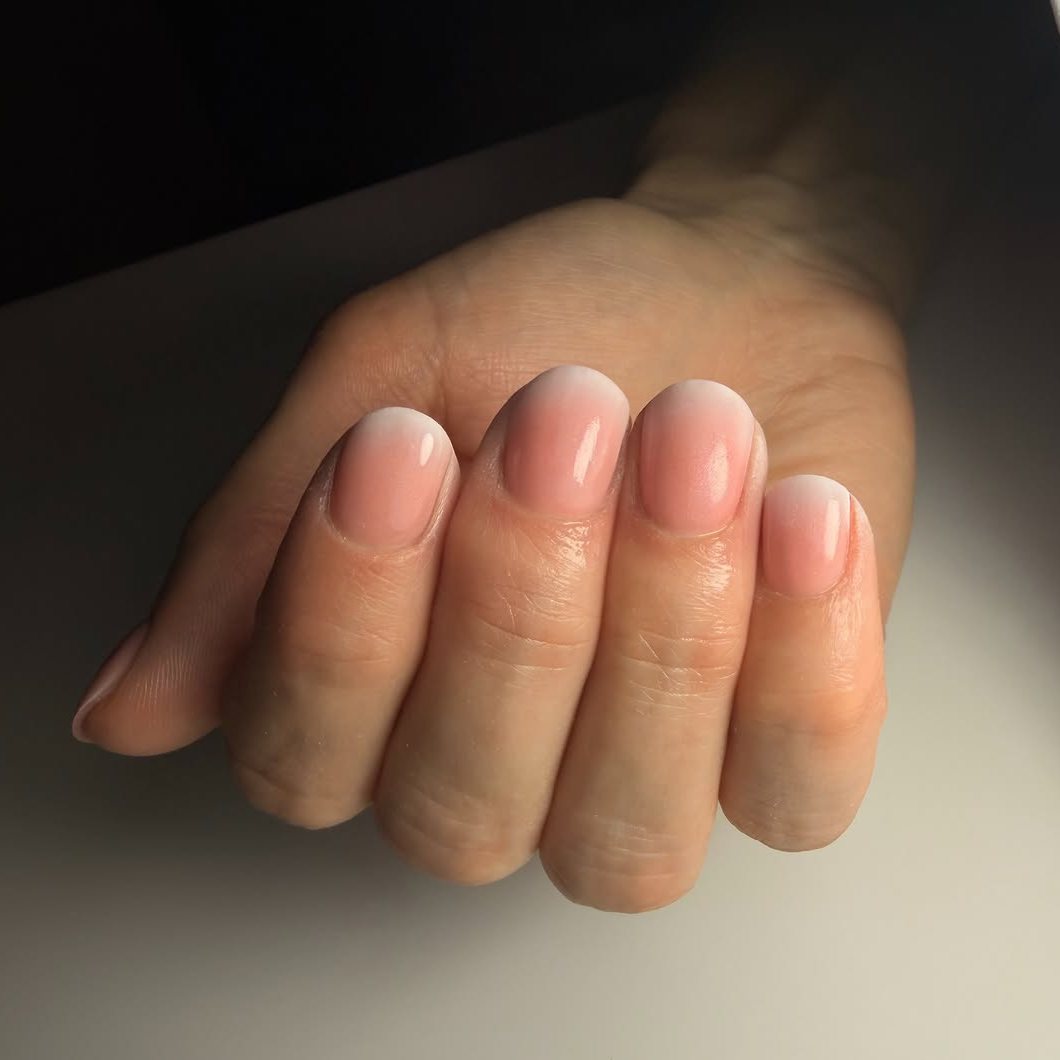 Babyboom-nagels in zacht nude
