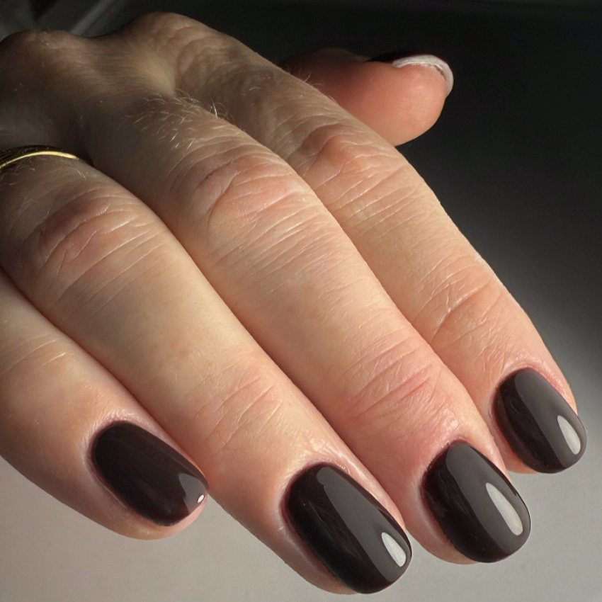 Korte nagels in diep chocoladebruin