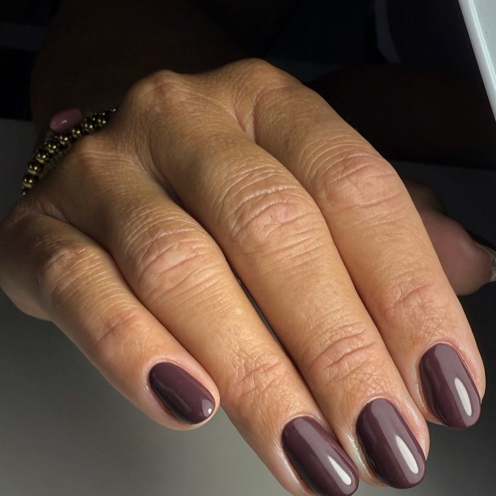 Glanzende pruimkleurige nagels