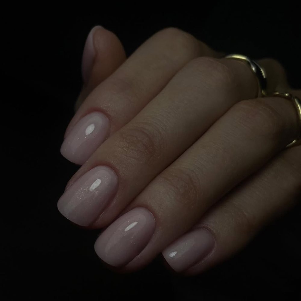 Taupe nude nagels op een donkere ondergrond